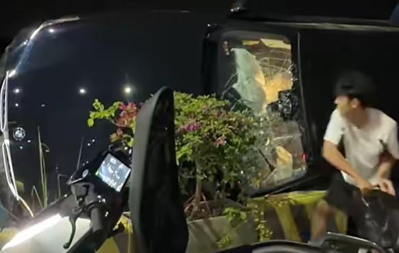 凌晨三点，广东汕头，空荡荡的街头，一辆轿车侧翻在路边，车内有人被困。这时候一