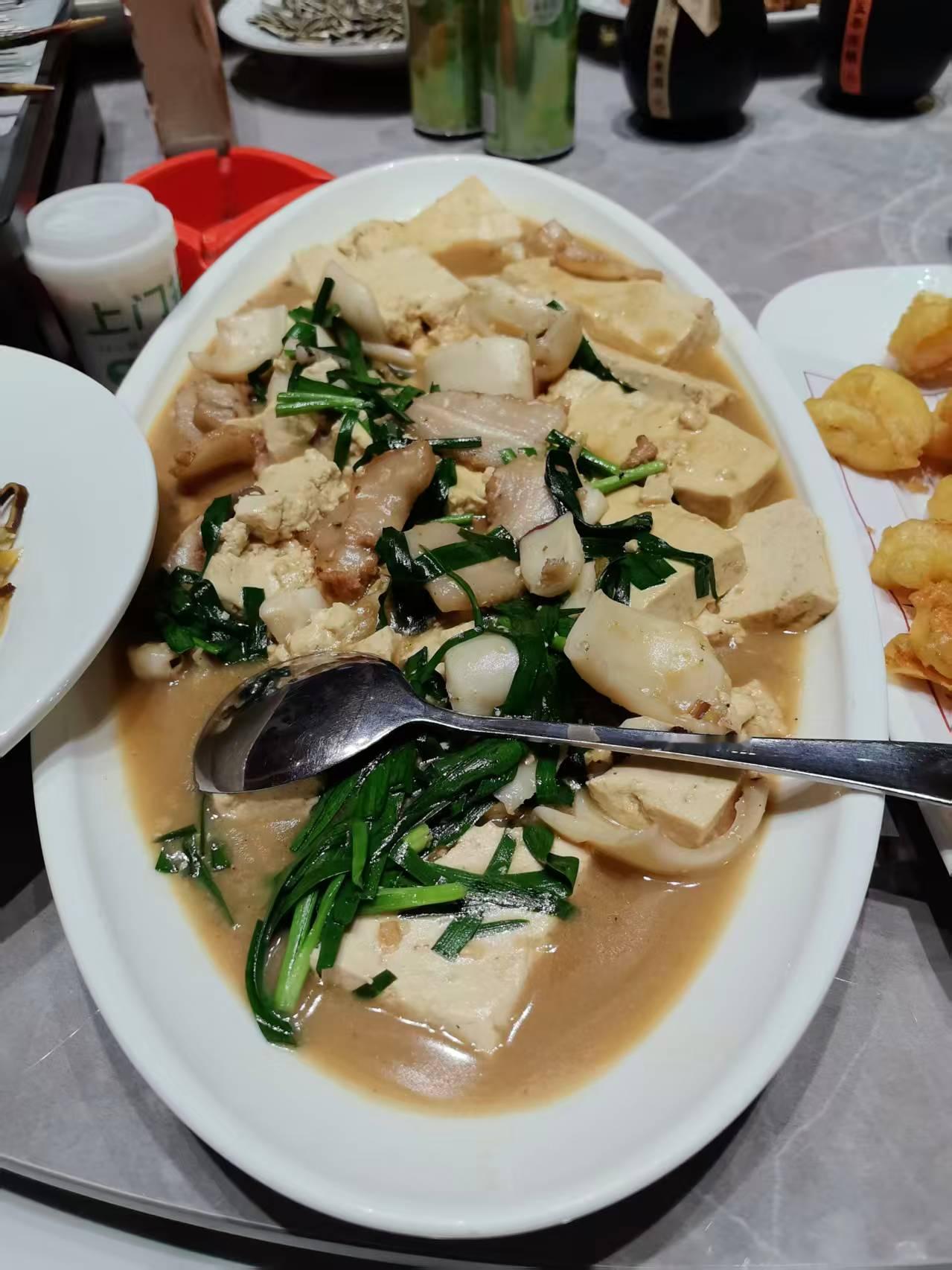 我有个习惯：不管和什么人一起吃饭，我从来不给别人夹菜。每次和别人出去吃饭，如