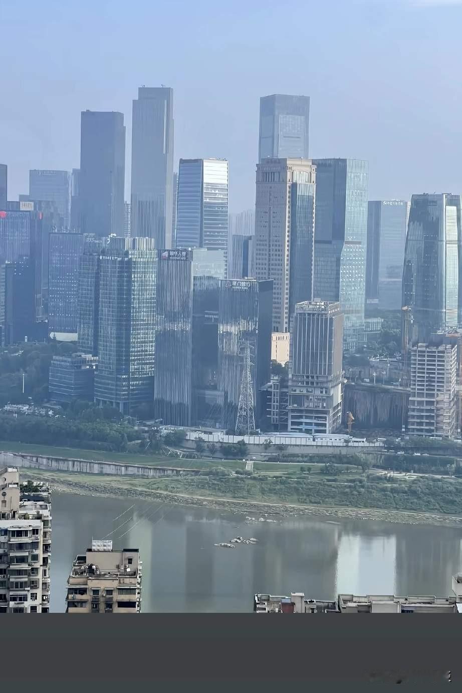重庆的房子，我大哥这几天终于把它卖出去了。当初100多万买的，掏空了家里的钱包，