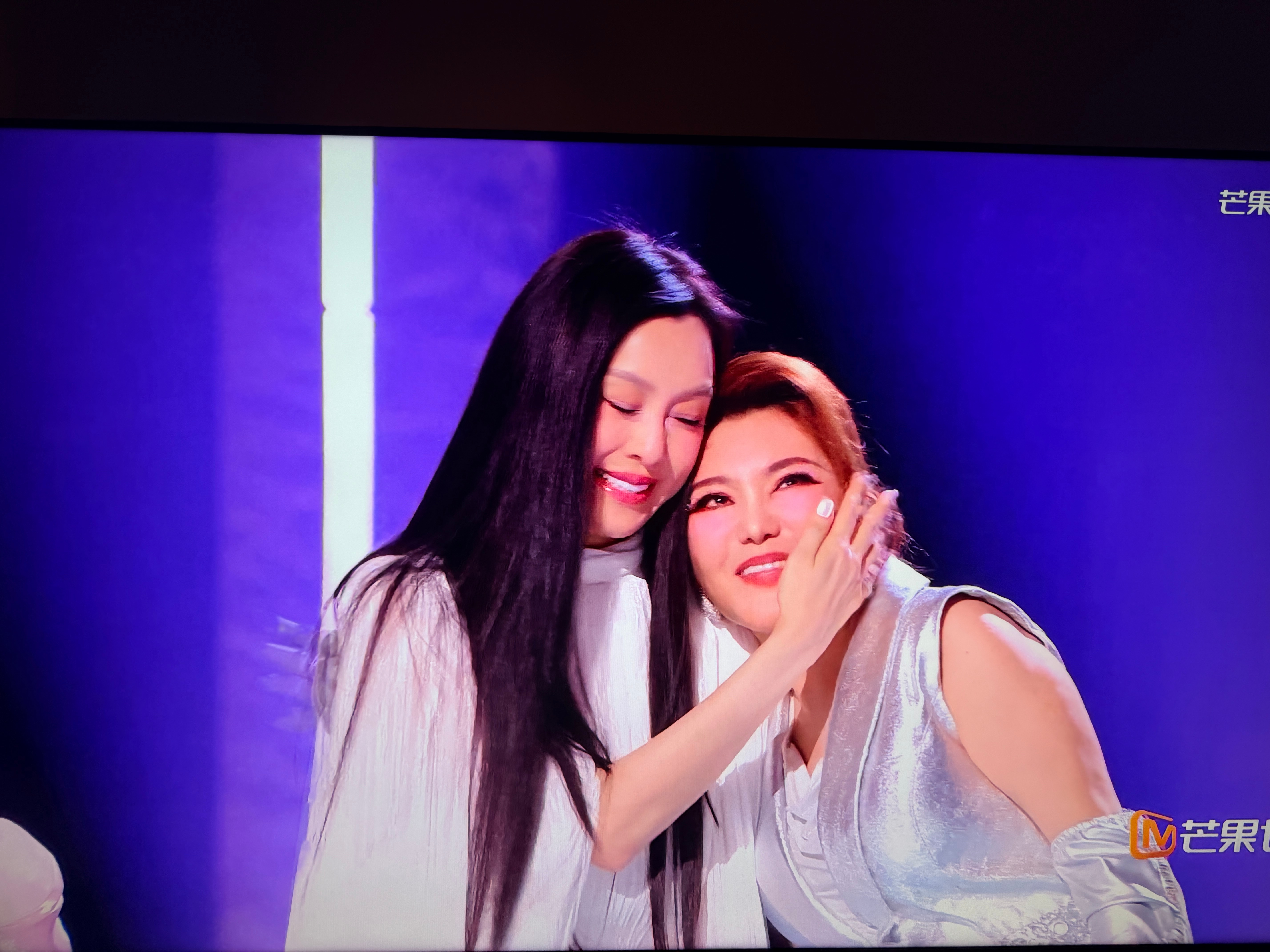 乘风初舞台直播昨天像菜市场，今天很好看耶乌兰图雅vs范玮琪乌兰图雅太搞笑了听范玮