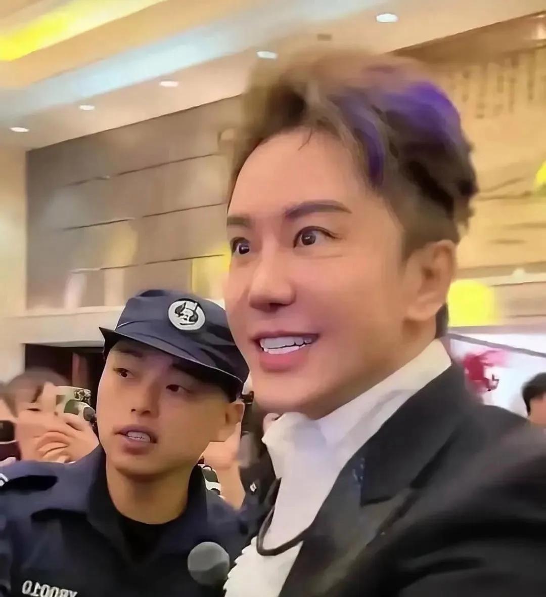 天啦噜！毛宁这是逆生长成小鲜肉了吧？整容后的他皮肤紧致得能掐出水，眼睛亮得像星