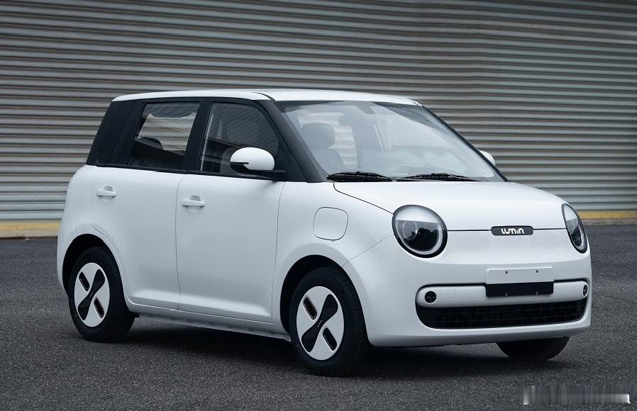 五菱宏光MINIEV双/四门版+缤果全系换了新前脸，最显著的变化就是萌萌大圆灯