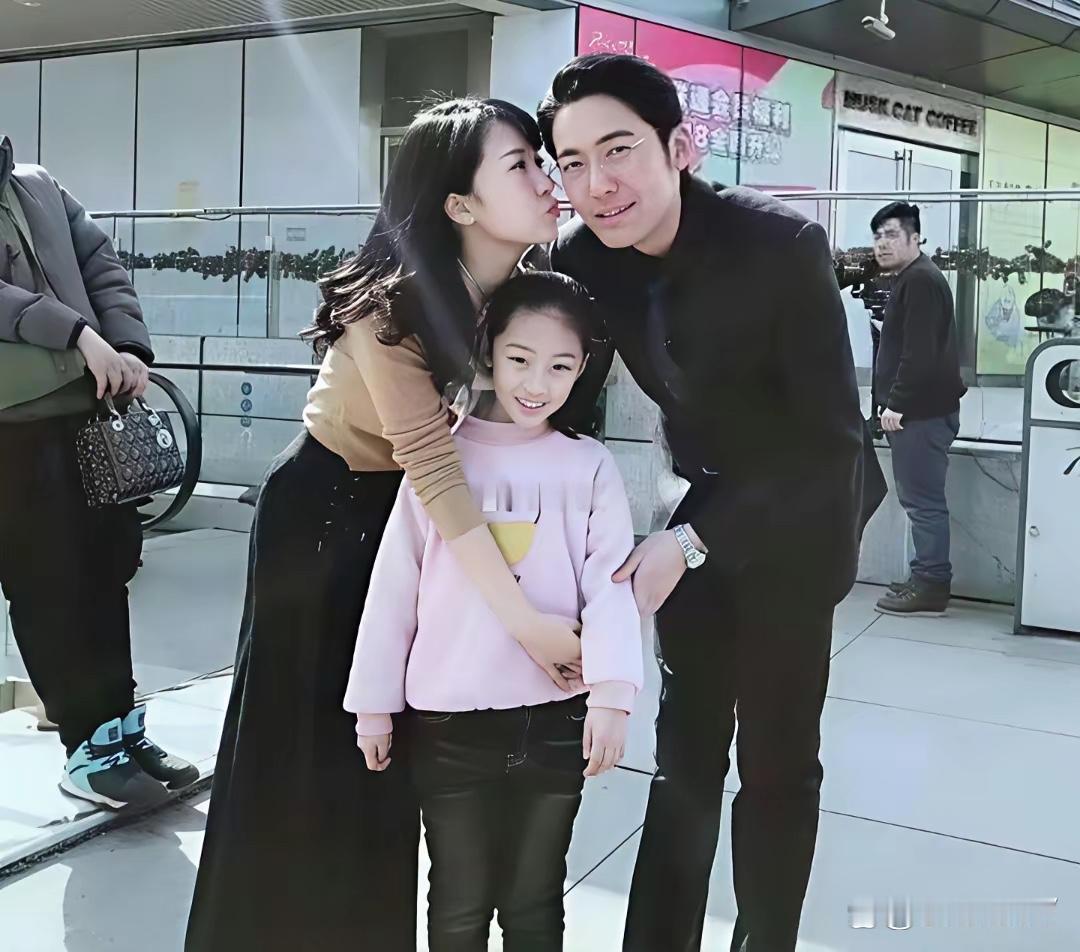 原来女演员李念的老公是林和平呀，只是李念现在不太出来拍戏了，感觉还挺可惜的。