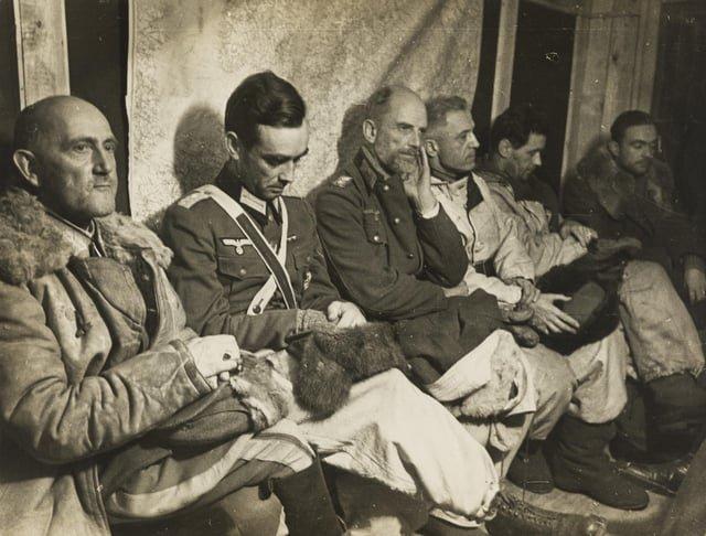 1943年1月底，几位德军将领在斯大林格勒附近被苏军巡逻队俘虏。（在斯大林格勒战