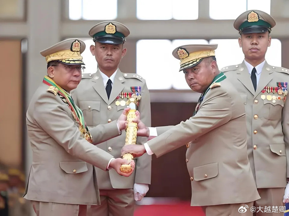 敏昂莱辞去缅军总司令职务，被提名为副总统候选人，料未来将参选总统。依据缅甸法律，