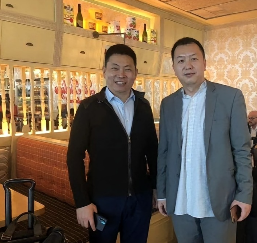 4月25日，北京车展鸿蒙智行展台，余承东与江淮董事长项兴初同框逛展。说是"空降"