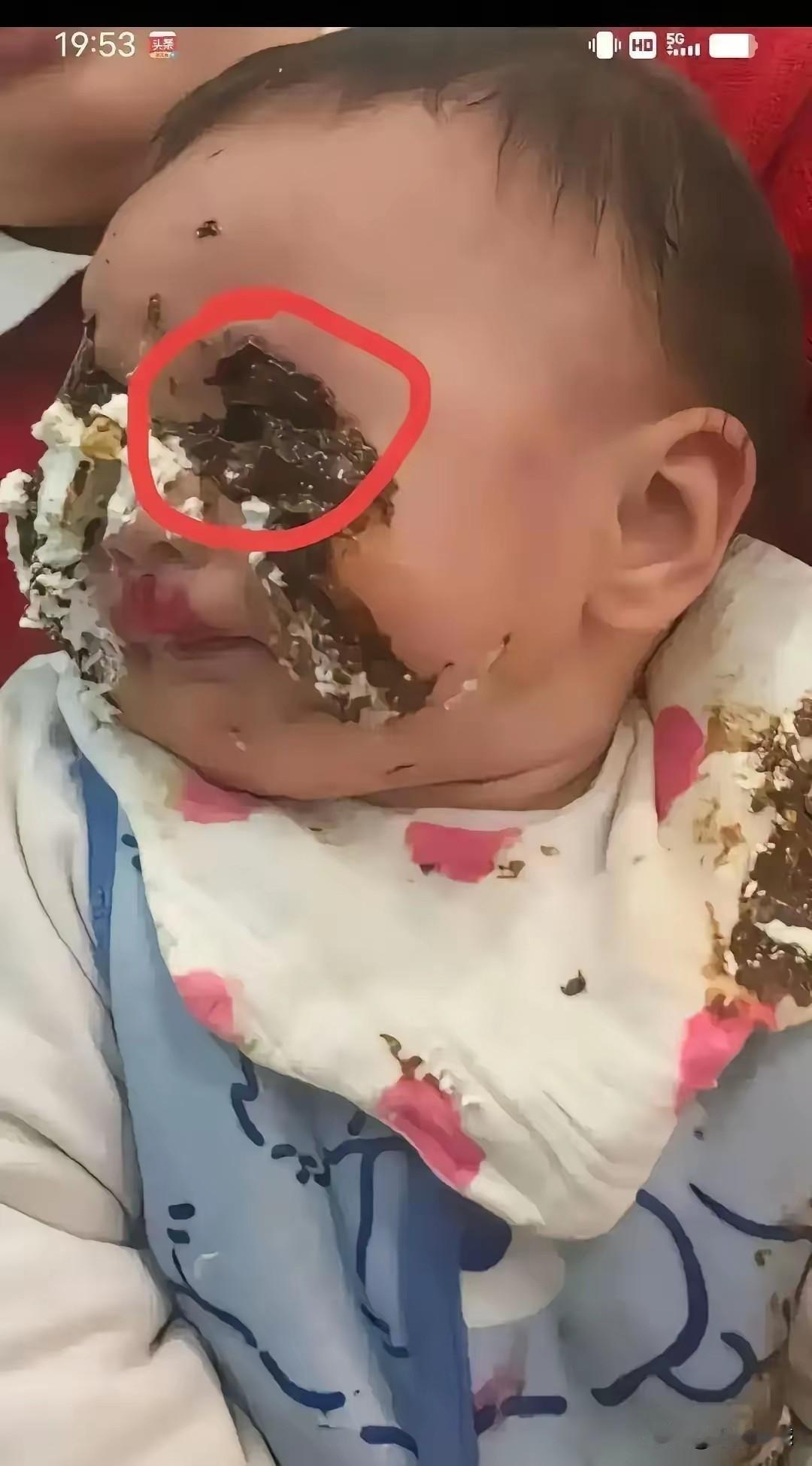 奶奶哄孩子出去打麻将，把孩子自己扔在家里，孩子饿了，翻箱子倒柜，就把自己造成了这