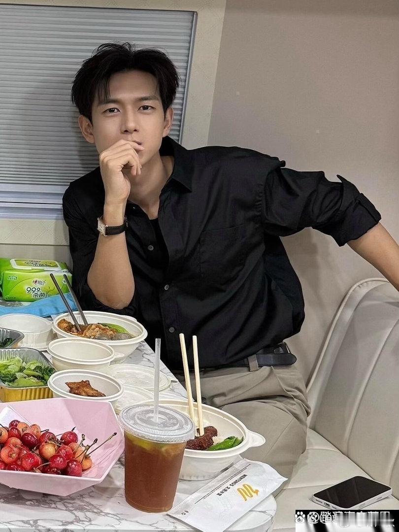 明星的午餐都这么素吗？把李现拍得好帅​​​