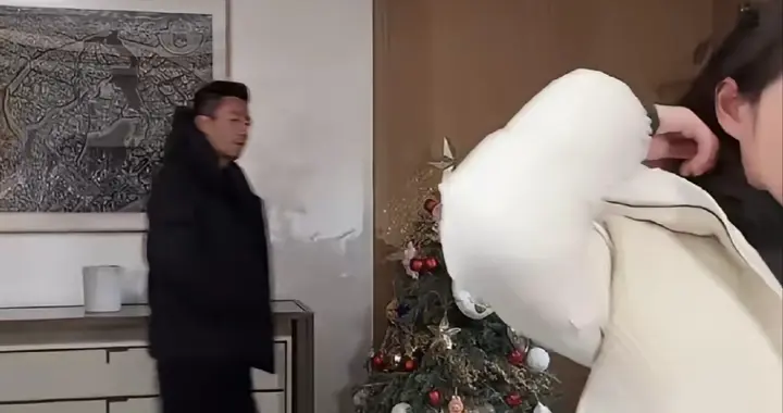 汪小菲夫妇陪俩娃吃晚饭! 玥儿说想马筱梅了, 带超多零食去很开心