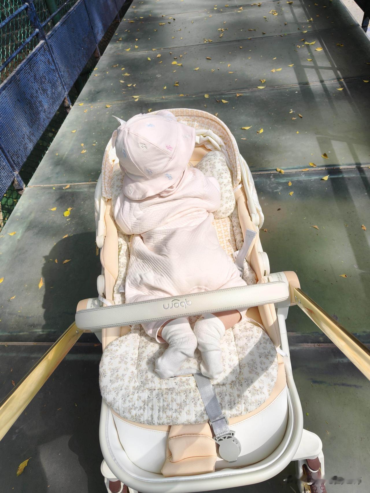 而竟然不是我最爱的妈妈产后时常情绪不稳定，没事总想哭，莫名委屈我老公会在旁边