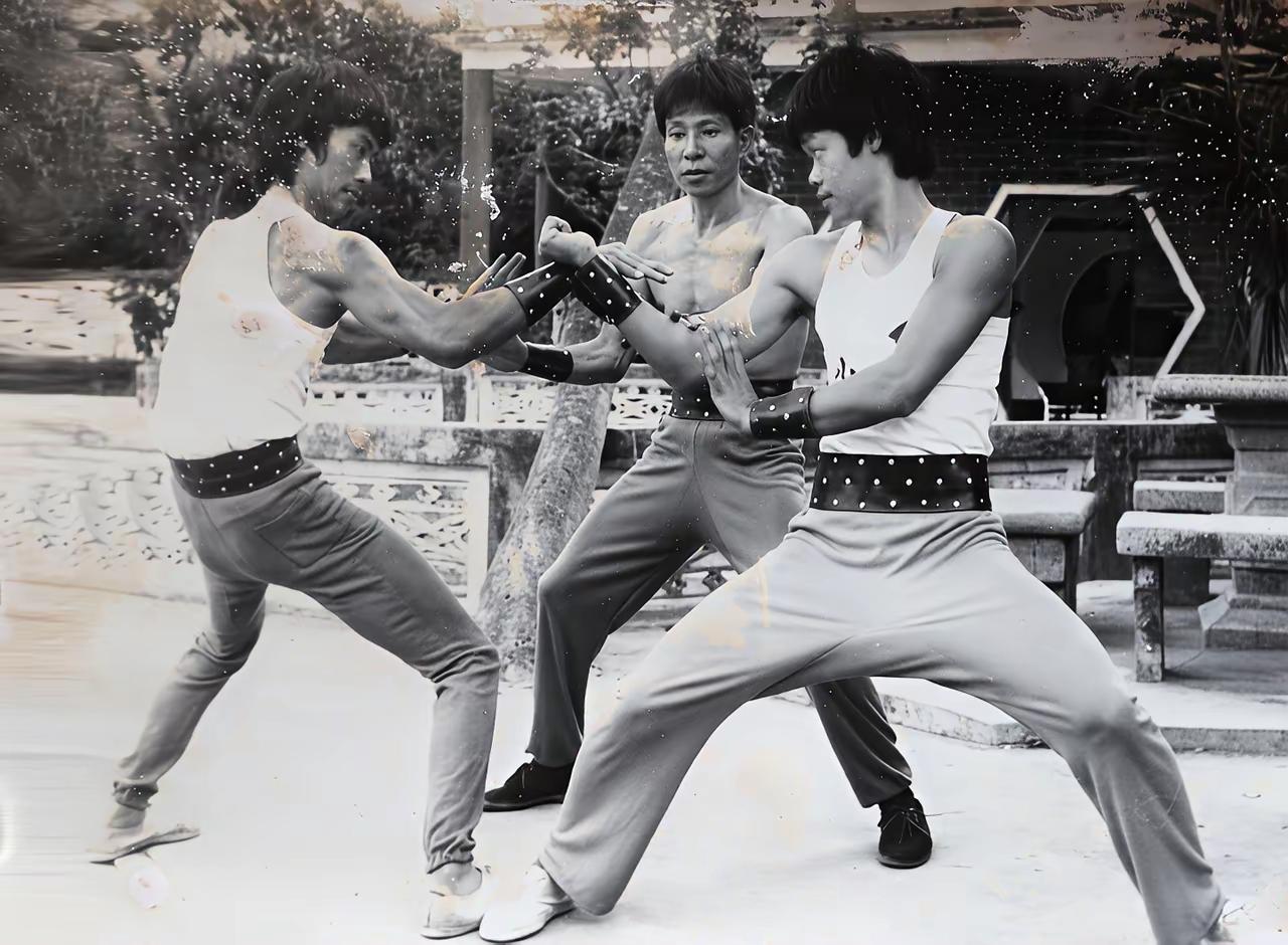 四十多年前，几个好友留下了一张照片，为了留下美好的记忆。现在再看这张照片，满满