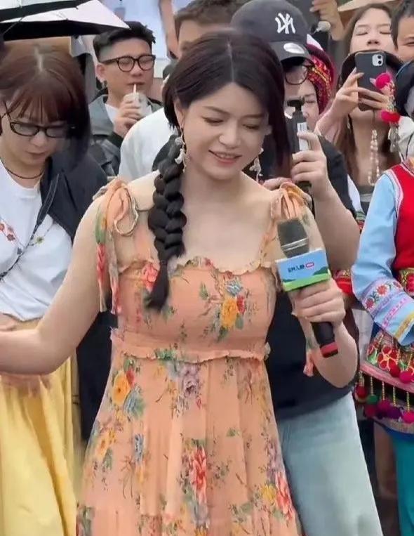 在大理偶遇陈妍希，这身材比例绝对不能用苗条二字，微胖界的健康美，生图状态蛮好的，