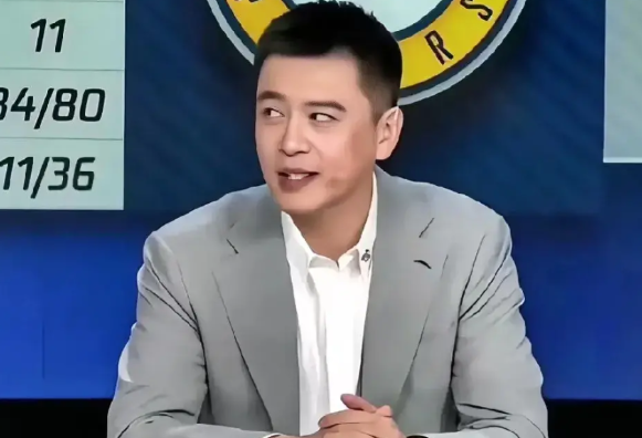 还是杨鸣敢说啊：这种吹罚，我会先去领一个T，不能忍。今天杨鸣也解说雷霆和步行