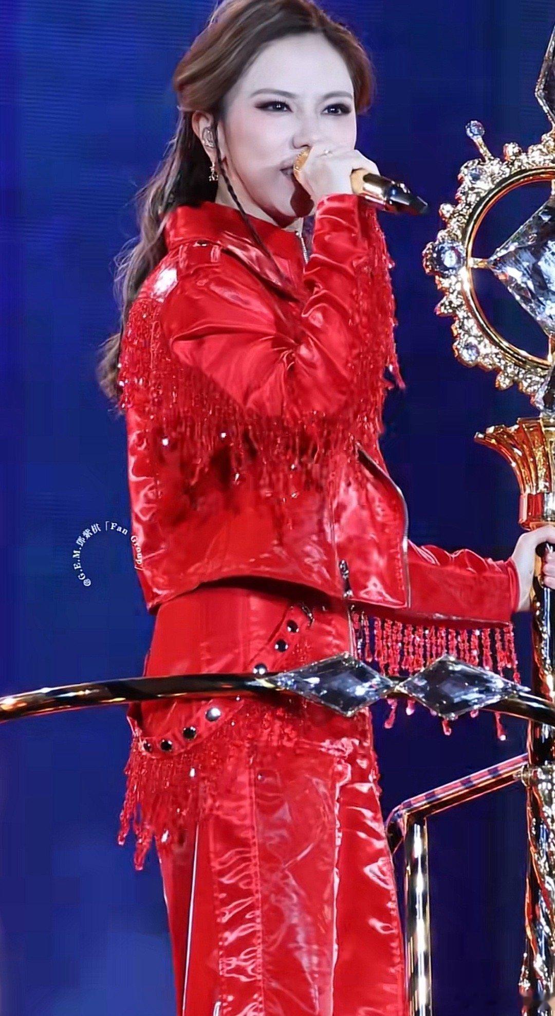 邓紫棋这一身真的帅哦，不一样的风格让人眼前一亮