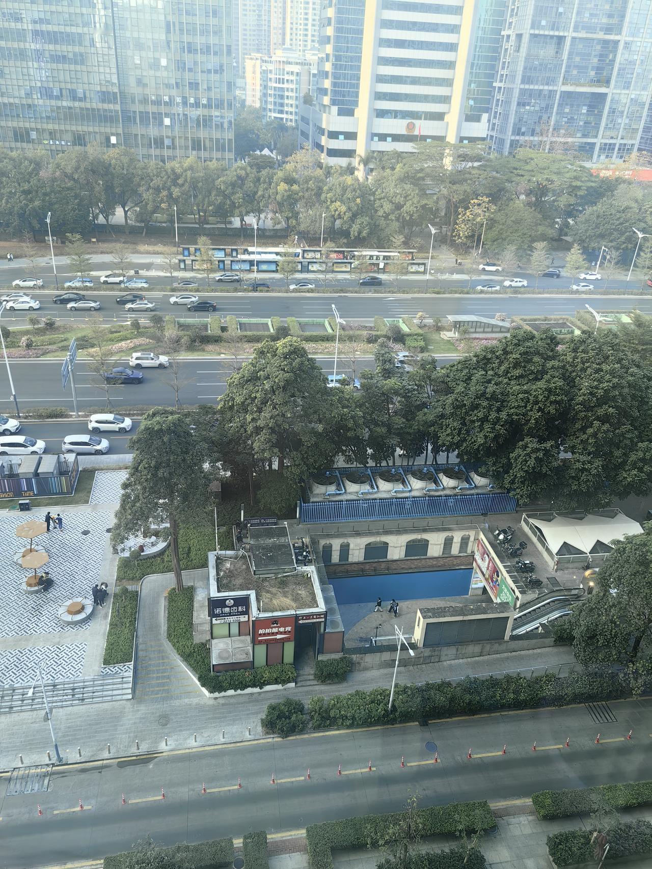 我今天才知道，原来车公庙地铁站就在深南大道的底下！去过车公庙地铁的朋友就知道，