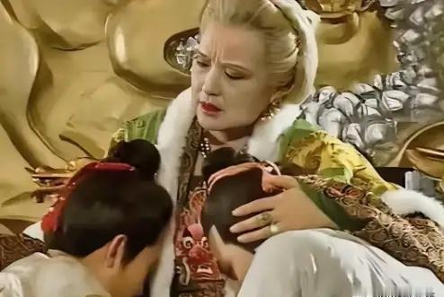 77岁的武则天被男宠张昌宗折腾到筋疲力尽，没曾想，当她沉沉睡去之后，张昌宗却偷偷