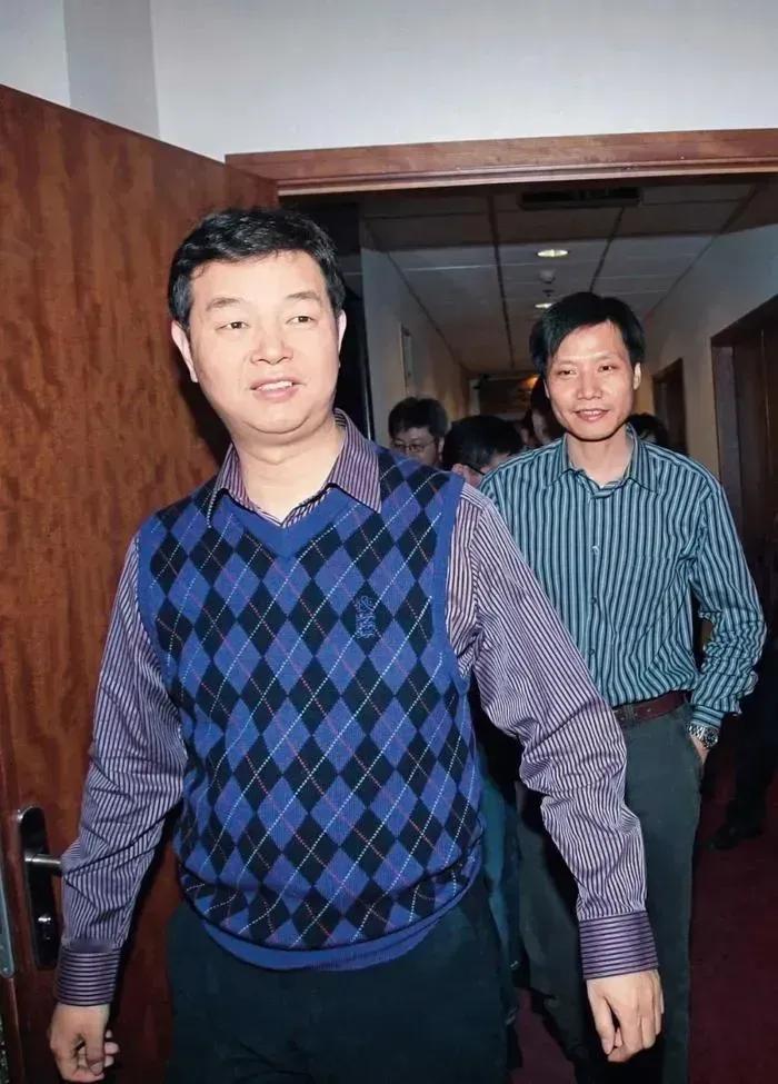 就是眼前这个男人把雷军带上道的！1991年在北京一场展览会上，雷军与自己的偶