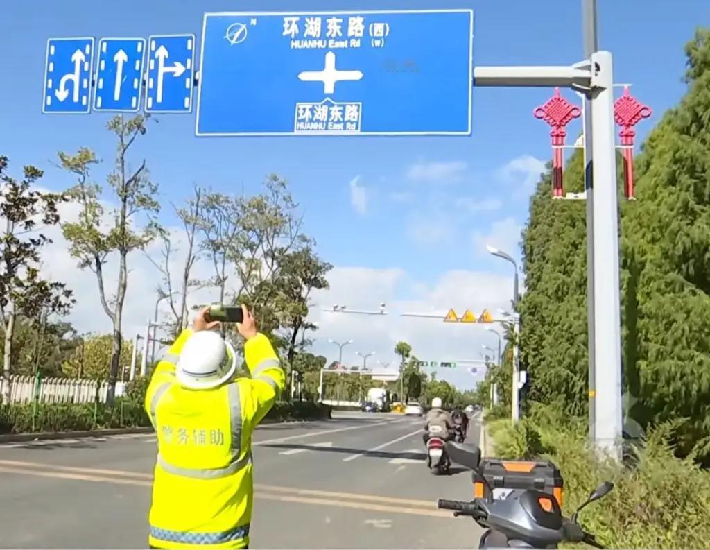 昆明icon一路口交通标牌现餐厅广告，警方：老板趁夜搭梯子贴的近日，云南昆明