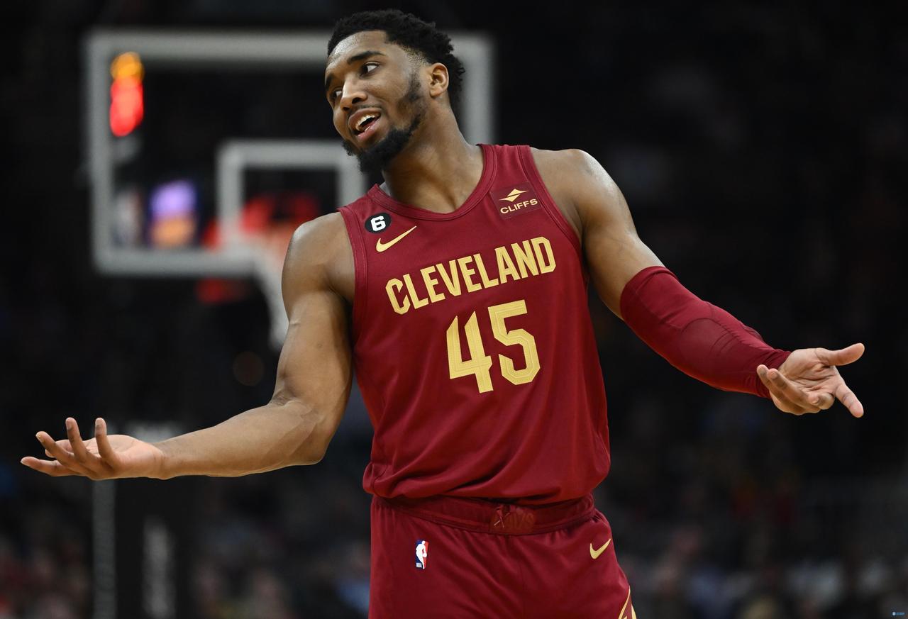 骑士队是一支神奇的球队，米切尔是一个谜一样的存在。米切尔现在还算是骑士队的老大