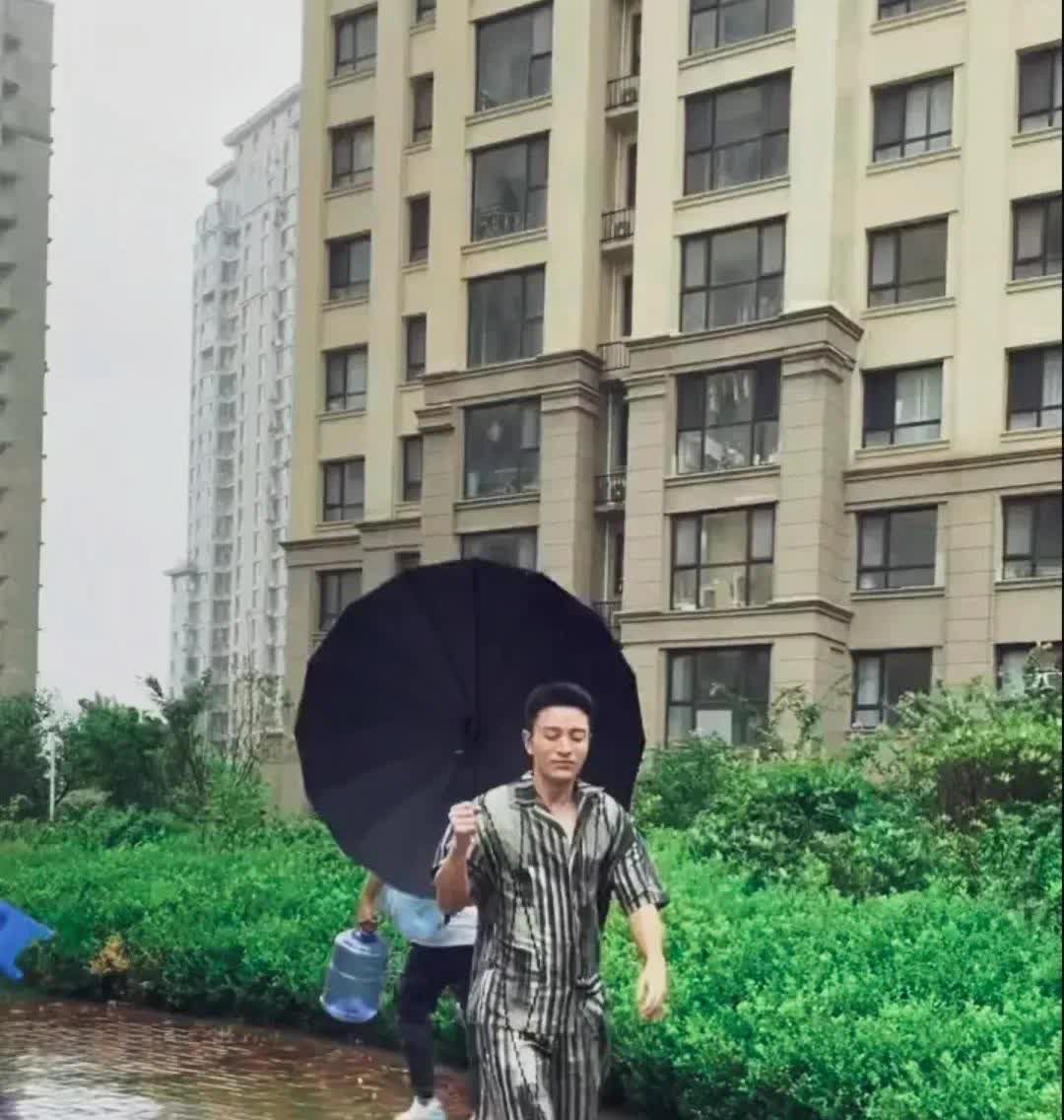 不怪李小璐为他生孩子，真人确实帅气，身材也很好。[赞][赞][赞]