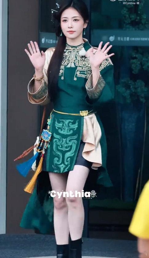 白鹿青铜纹古装造型白鹿把青铜纹穿身上了白鹿青铜纹古装造型，白鹿把青铜纹穿身上