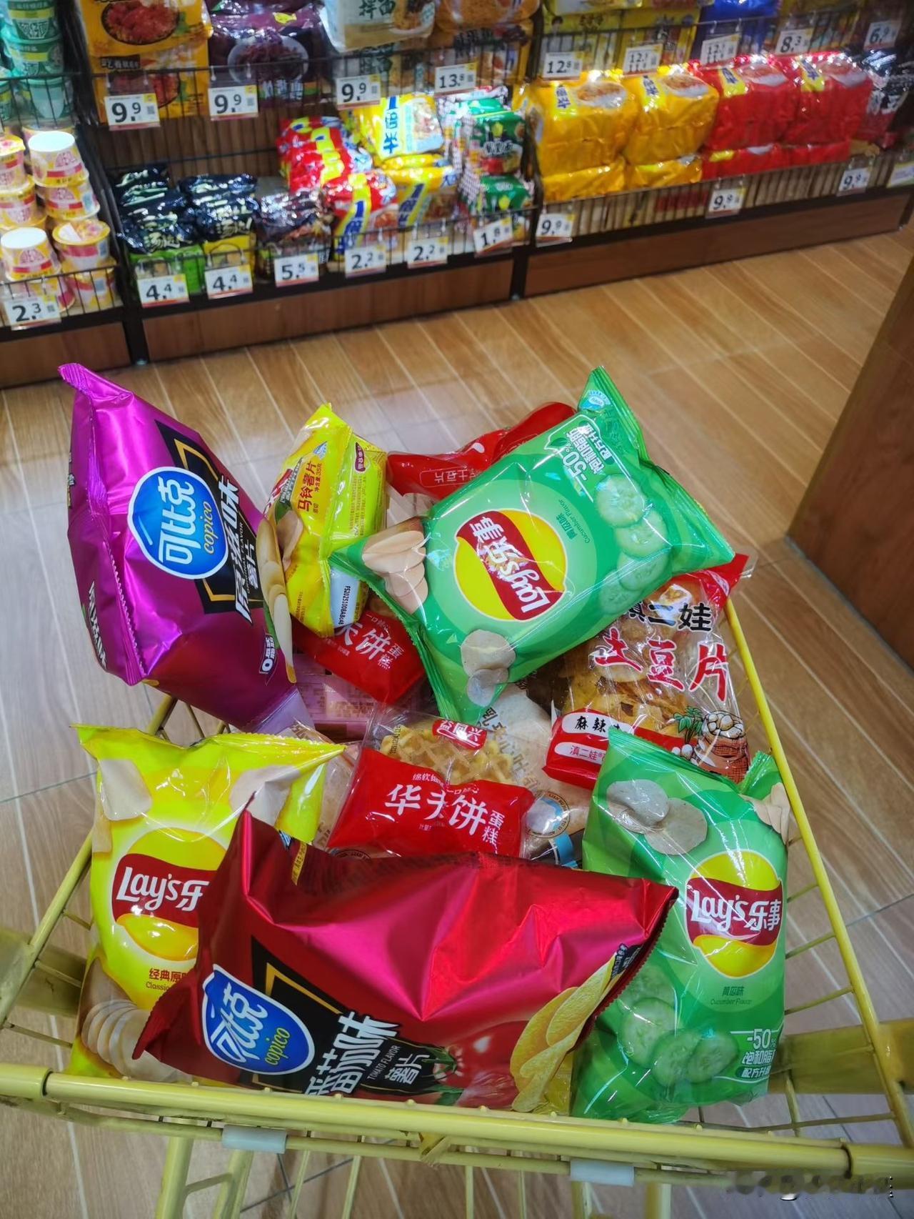 接娃放学路过便利店，直接推了个小筐筐开装！乐事黄瓜味必须拿双份（娃就好这口脆爽）