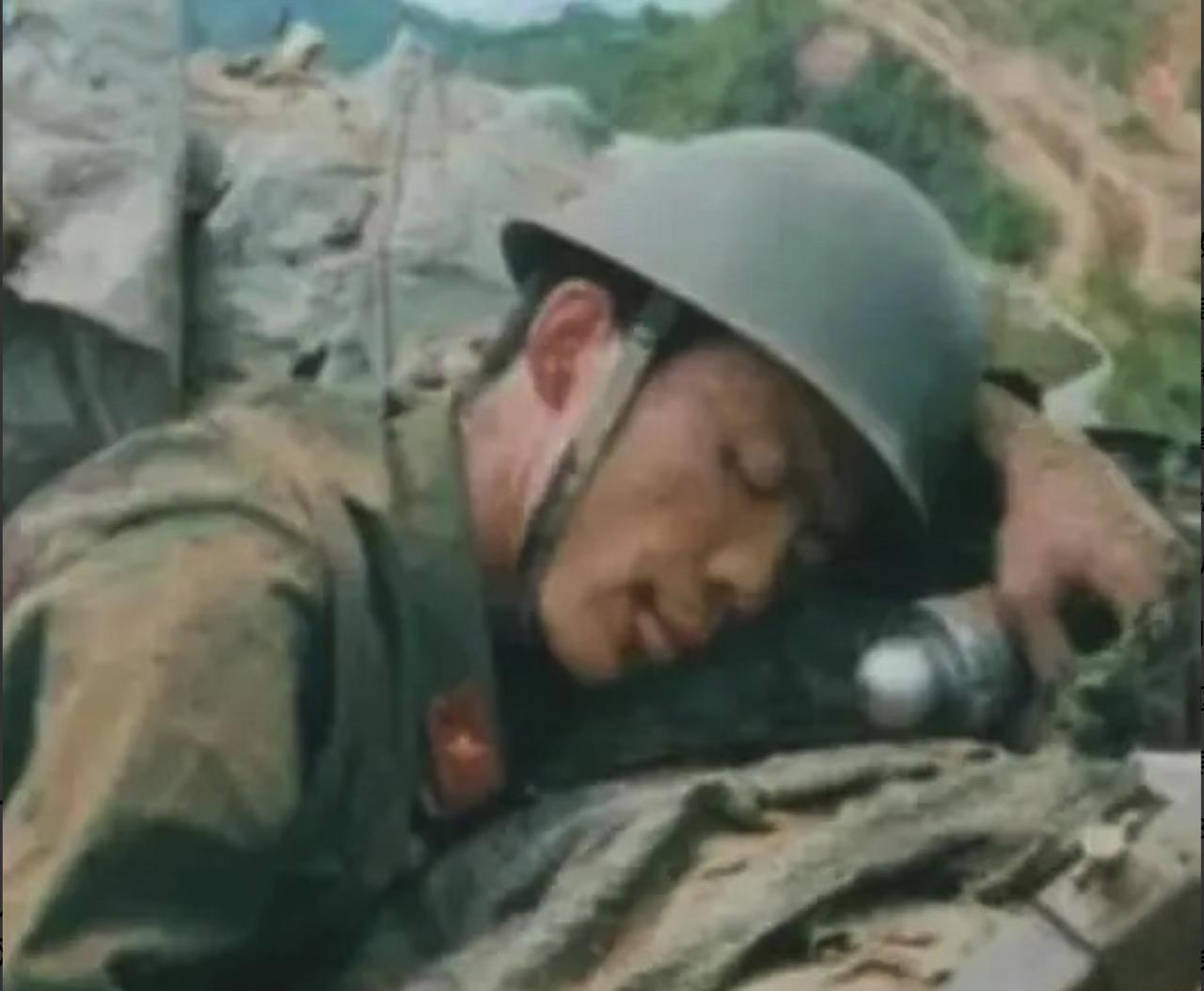 1990年，一个农民被十几个混混围攻，他却徒手接住扔来的砖头进行还击，且砖砖爆头