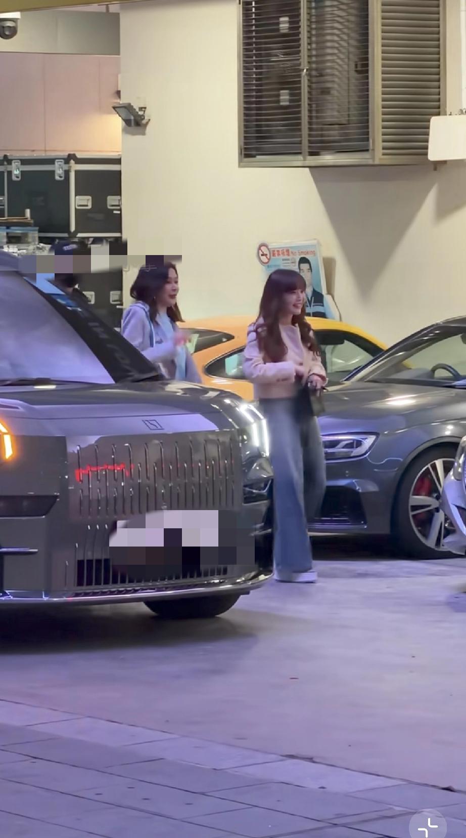 4月26日，关之琳现身草蜢红馆演唱会首场状态很好，一点都不像是64岁的老太太，看