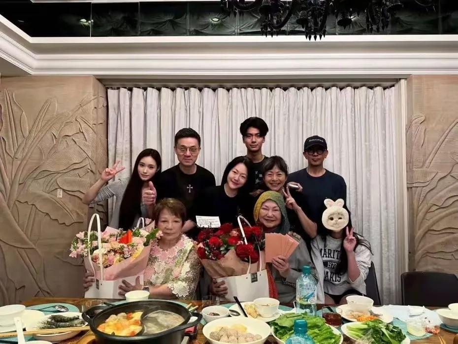 　　S妈母亲节晒照片，许雅钧妈妈的表情与众不同　　这个母亲节对于S家来说并不太