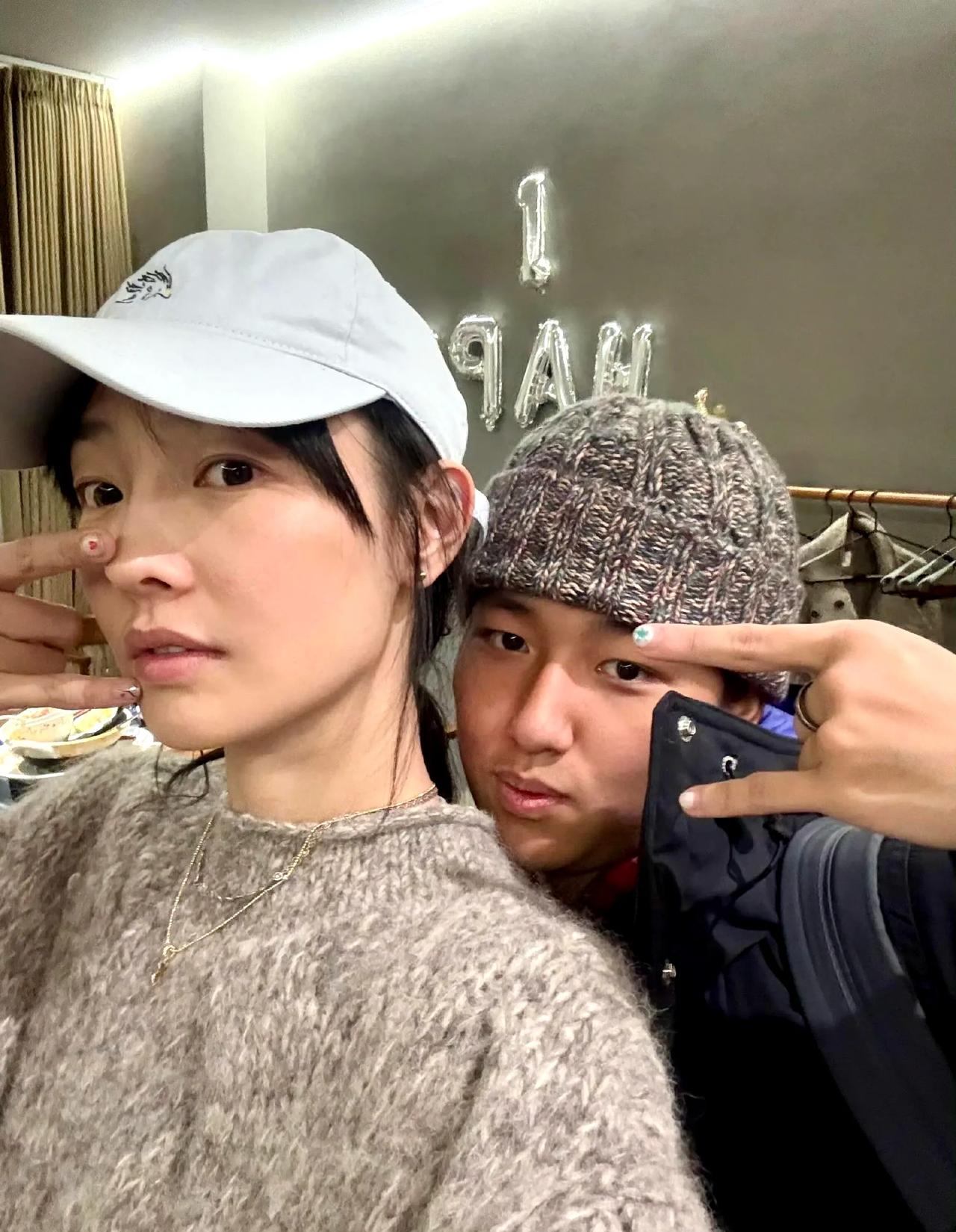 白百何晒出与大儿子元宝的温馨合照，16岁少年已高过妈妈肩膀，眉眼清秀气质沉稳。两