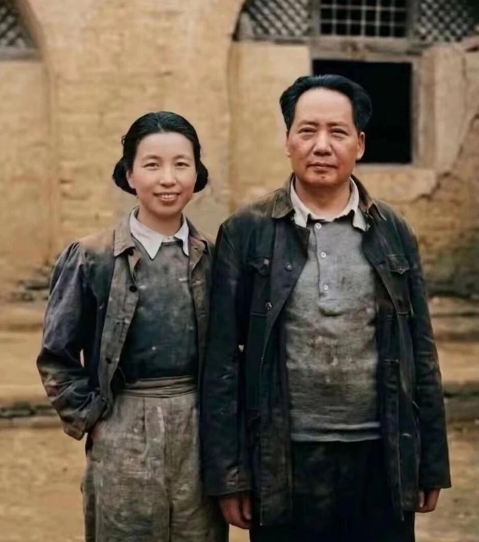 晒出那些老照片这是在延安还是在西柏坡，老人家的发型很整齐，里面穿得T恤也很时尚，