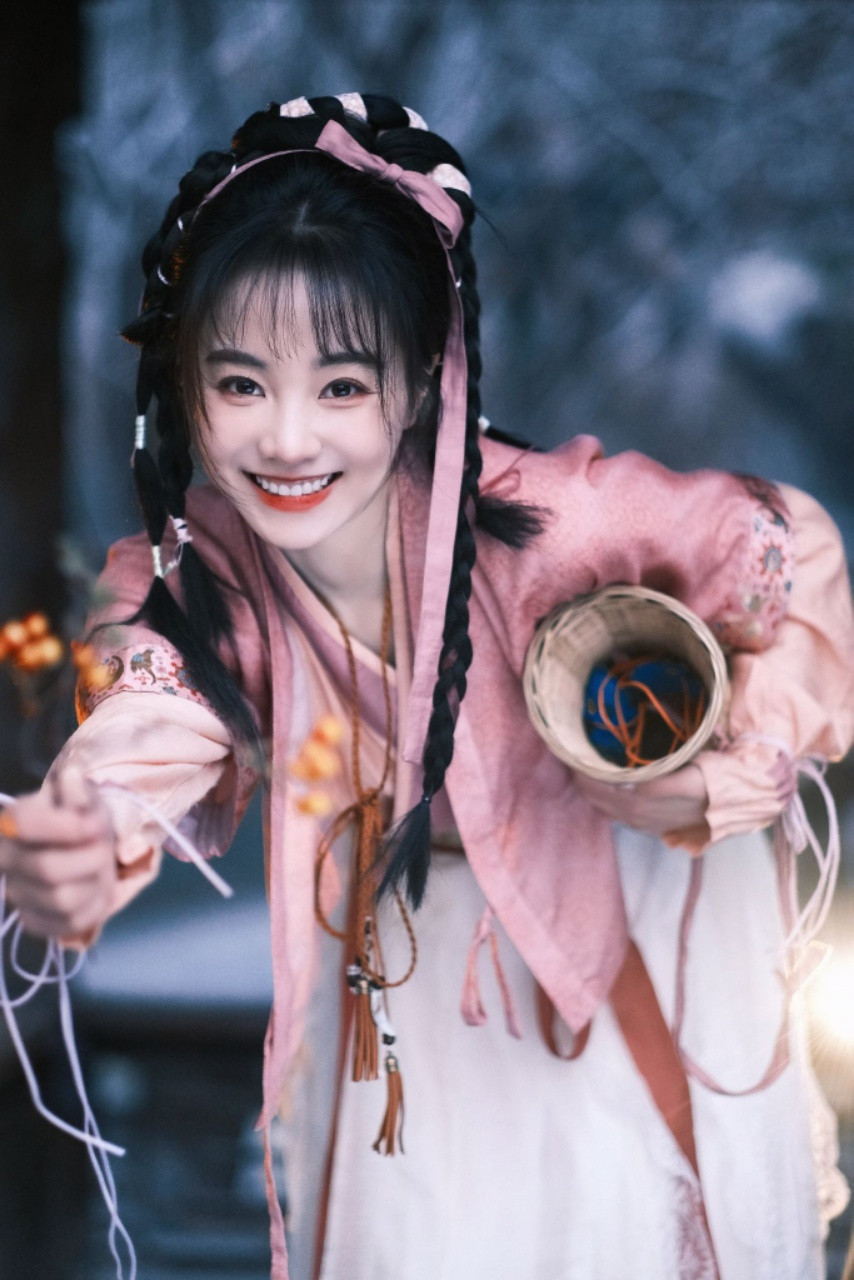 太好了是胡意旋我们有救了胡意旋新剧《落花时节又逢君》中的红凝，灵动俏皮的形象简直