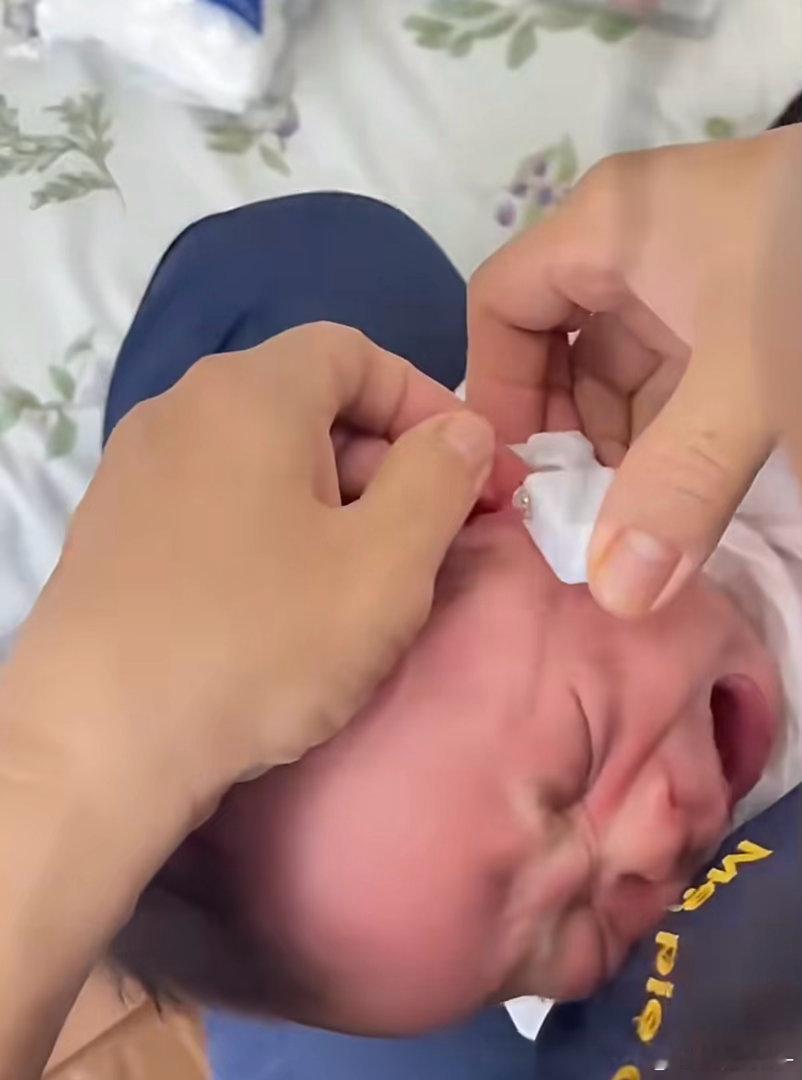 妈妈给新生儿打耳洞事后孩子大哭隔着屏幕都感觉疼