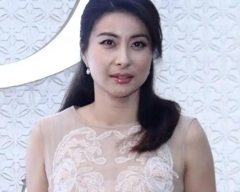 2008年，跳水冠军郭晶晶以2亿高价代言蓝月亮，谁知初期销量惨淡，公司亏损的一塌