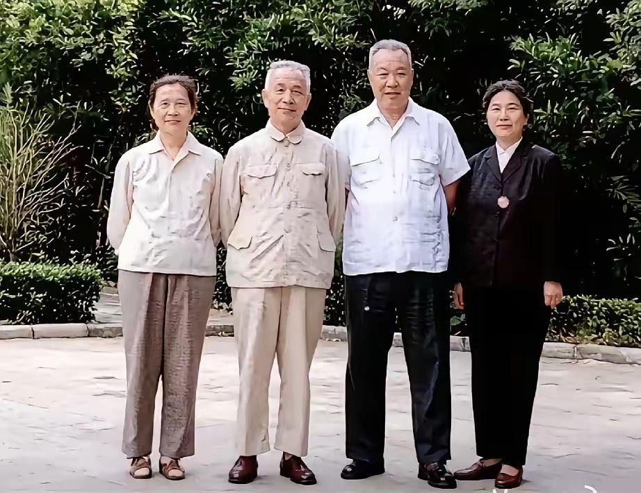 1980年南京，留下一张珍贵合影。时任中顾委常委粟裕大将（左二）携夫人楚青（左一