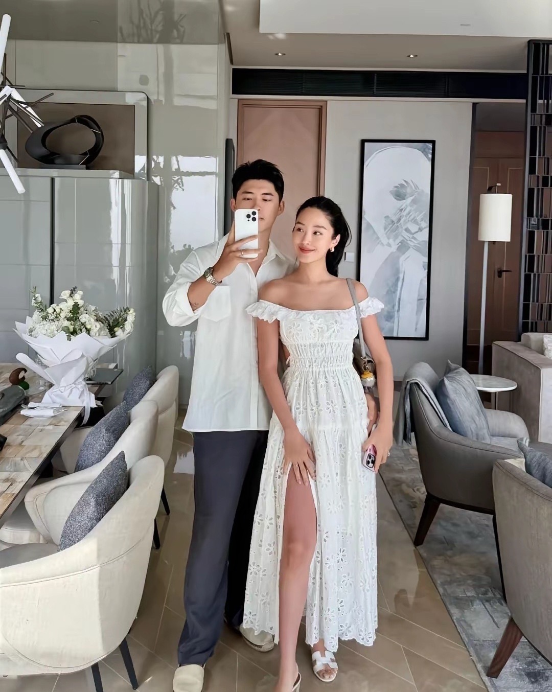 第一次见杨采钰的老公，没想到长的很帅，看着很年轻身材也好