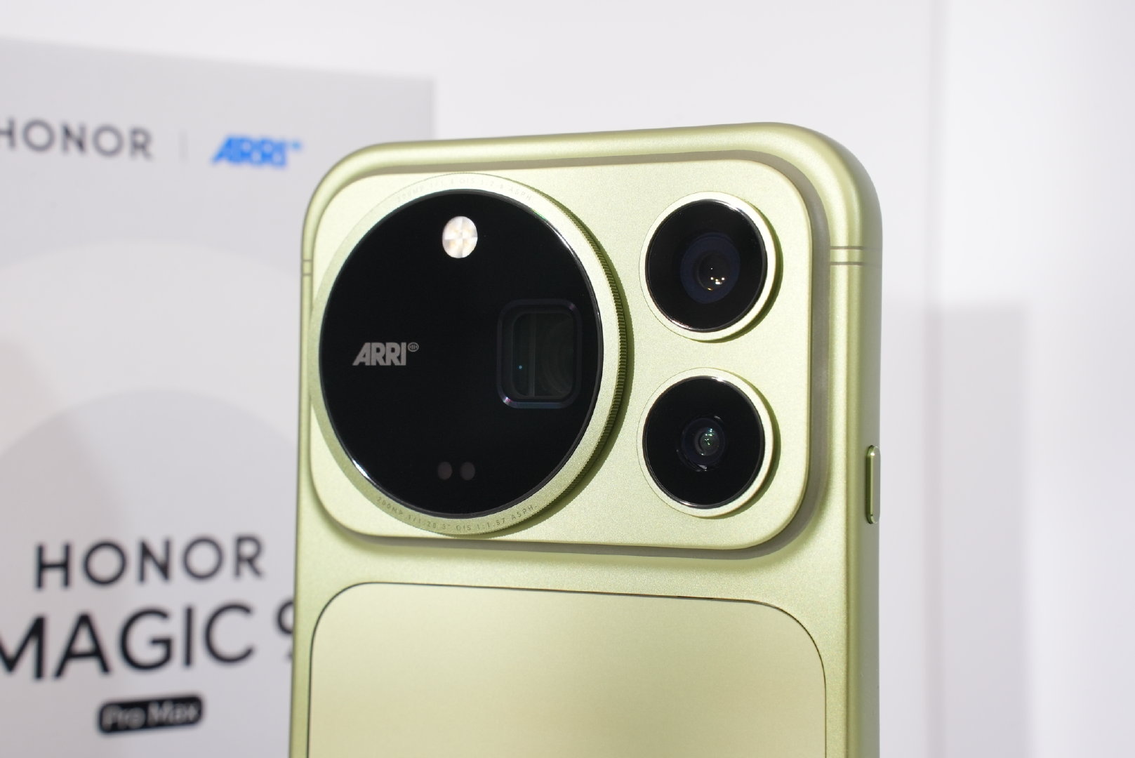 荣耀Magic9ProMax真机实拍渐变的苔青配色，质感真的不错，「大导之眼」镜头模组复刻了经典电影