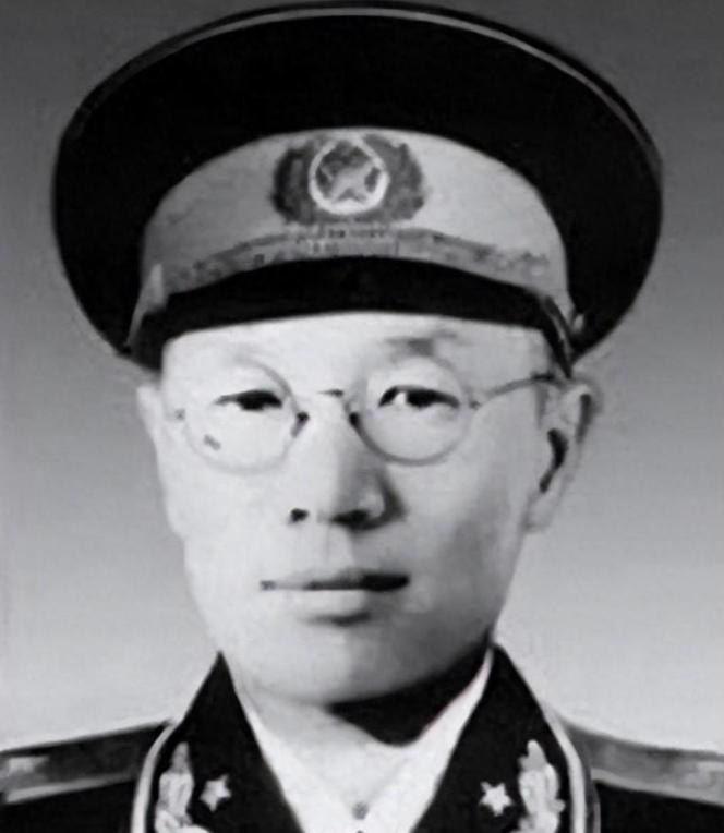 1949年，解放军42军军长万毅前往餐厅吃饭的时候，发现很多桌子都坐满了人。环顾