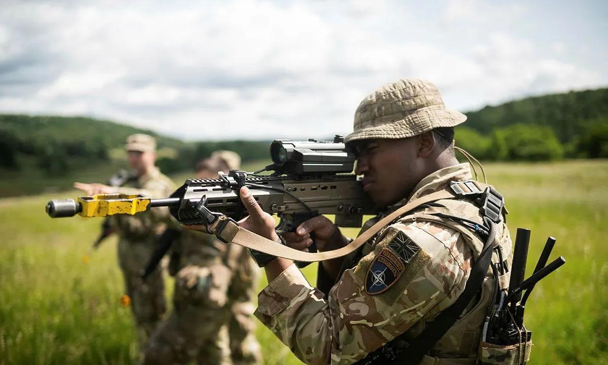 美英两国海军陆战队进行联合训练。M4A1卡宾枪和L85A3突击步枪。
