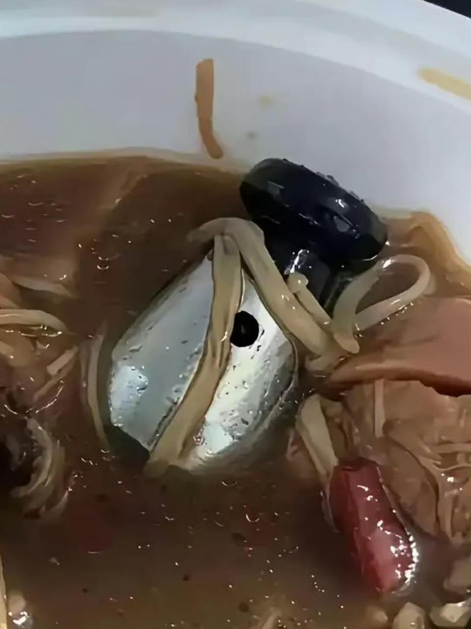 点的外卖里发现个硬货，估计厨师都快找疯了。[捂脸哭]​​​