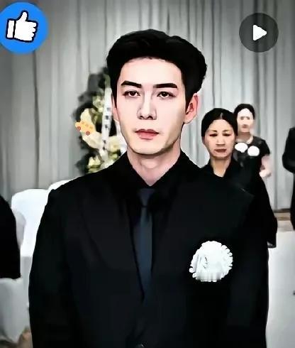 葬礼上的许何，脸上没有泪，只有一种近乎漠然的平静。许多人会错意，以为这是凉薄。可