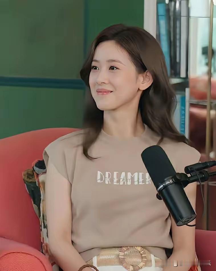 章泽天的播客火了，也让她老板娘滤镜碎了，她一天班没上过，也没有我们以为的睿智谈吐