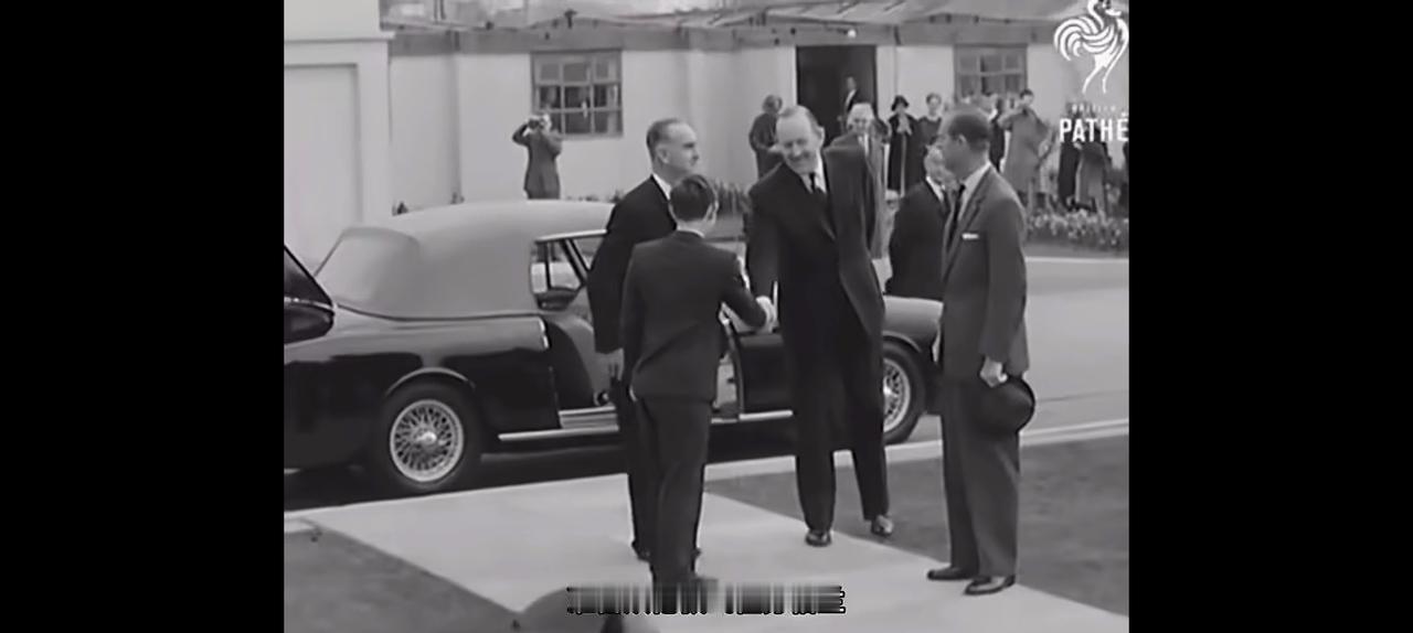 现任英国国王查尔斯13岁时去上高中的情形。当时父亲菲利普亲王把他送到苏格兰的高士