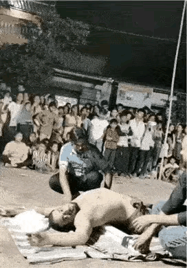 外国的硬气功表演？和我们国内的硬气功“胸口开大石”有点像又不全像，我们是用大锤砸