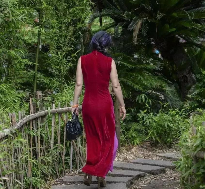 婚姻真的可以改变一个女人的外貌。我有一个高中女同学，毕业25年第一次聚会，乍一