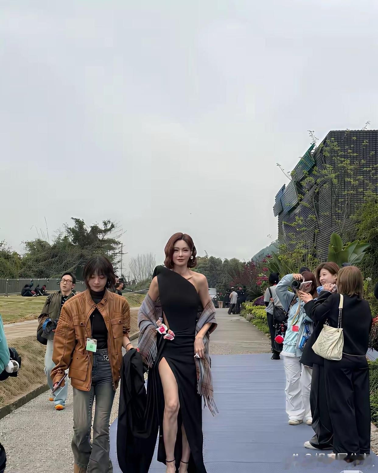 万万没有想到，她现实中居然那么高！