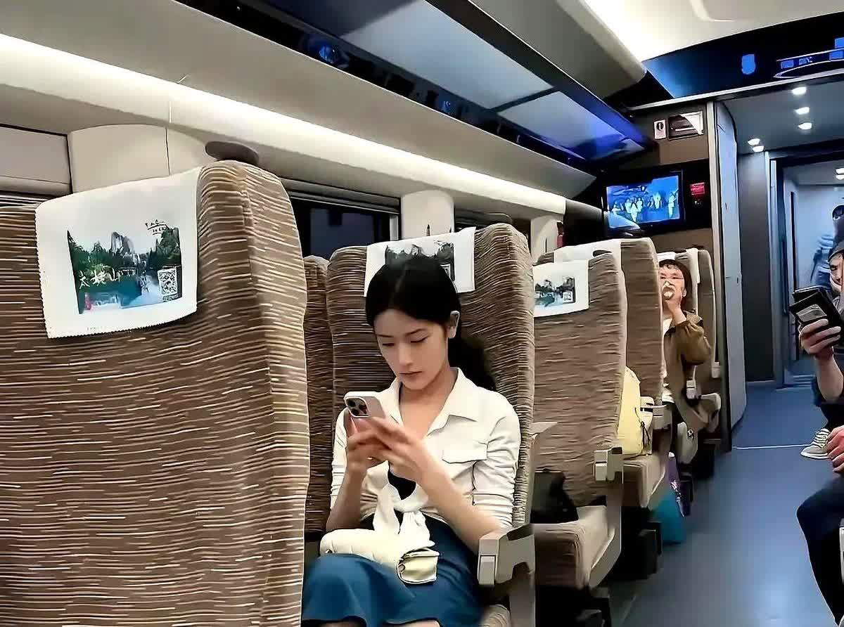 近日出差，在乘坐从南昌至上海的高铁列车上，看见座位左侧有一位年轻漂亮引人注目的美
