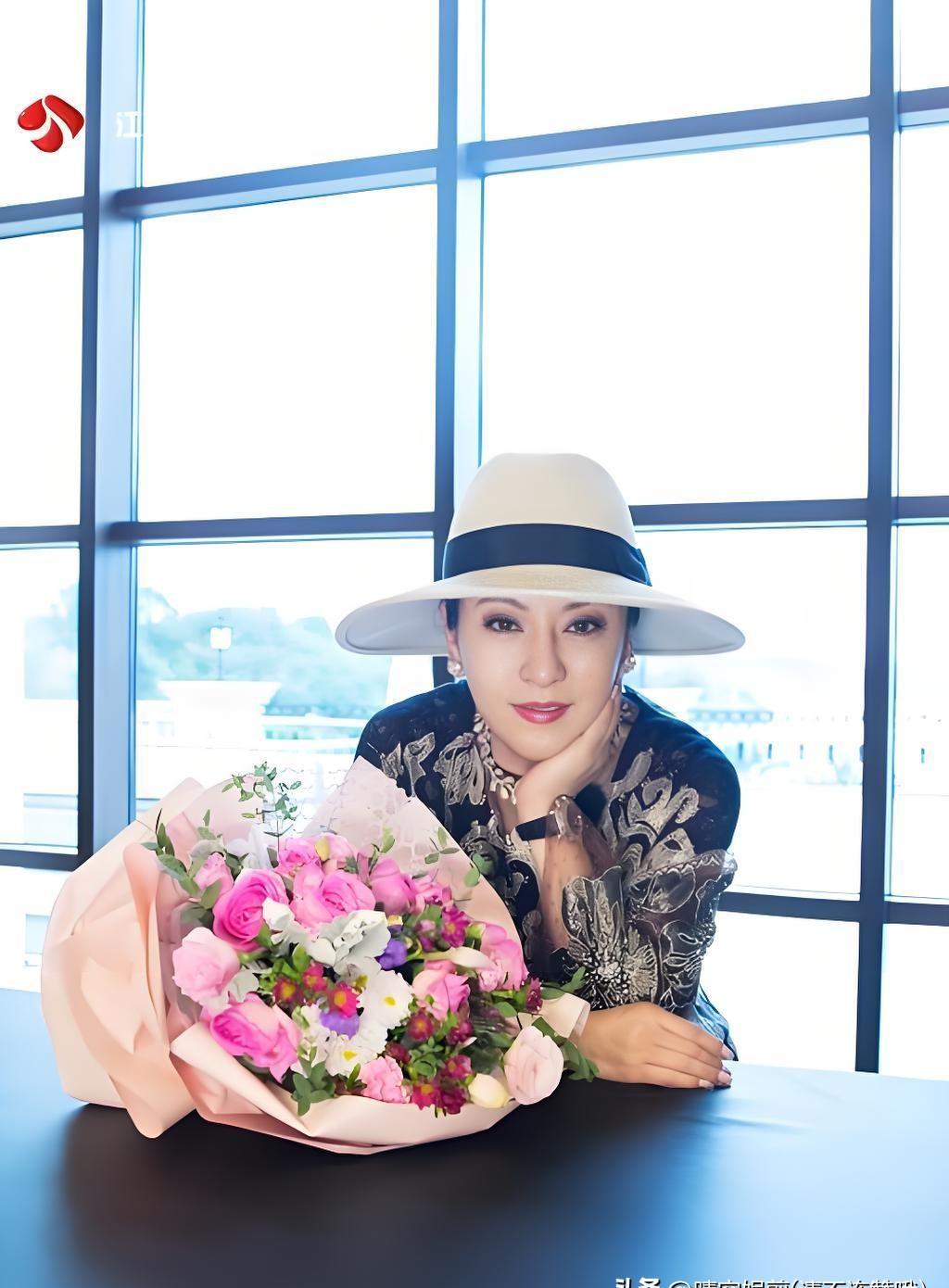 你见过最怕儿媳的婆婆吗？我说的就是向太。儿子带老婆去巴黎看秀，她在后台刷手机