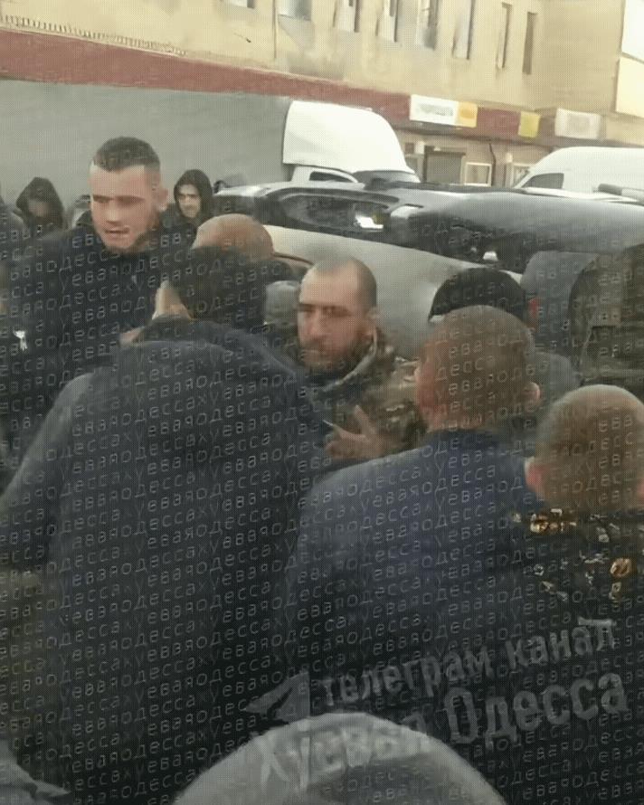 乌克兰征兵办这下子踢到铁板上了,乌军征兵办在敖德萨街头试图抓走几名新兵壮丁,结果