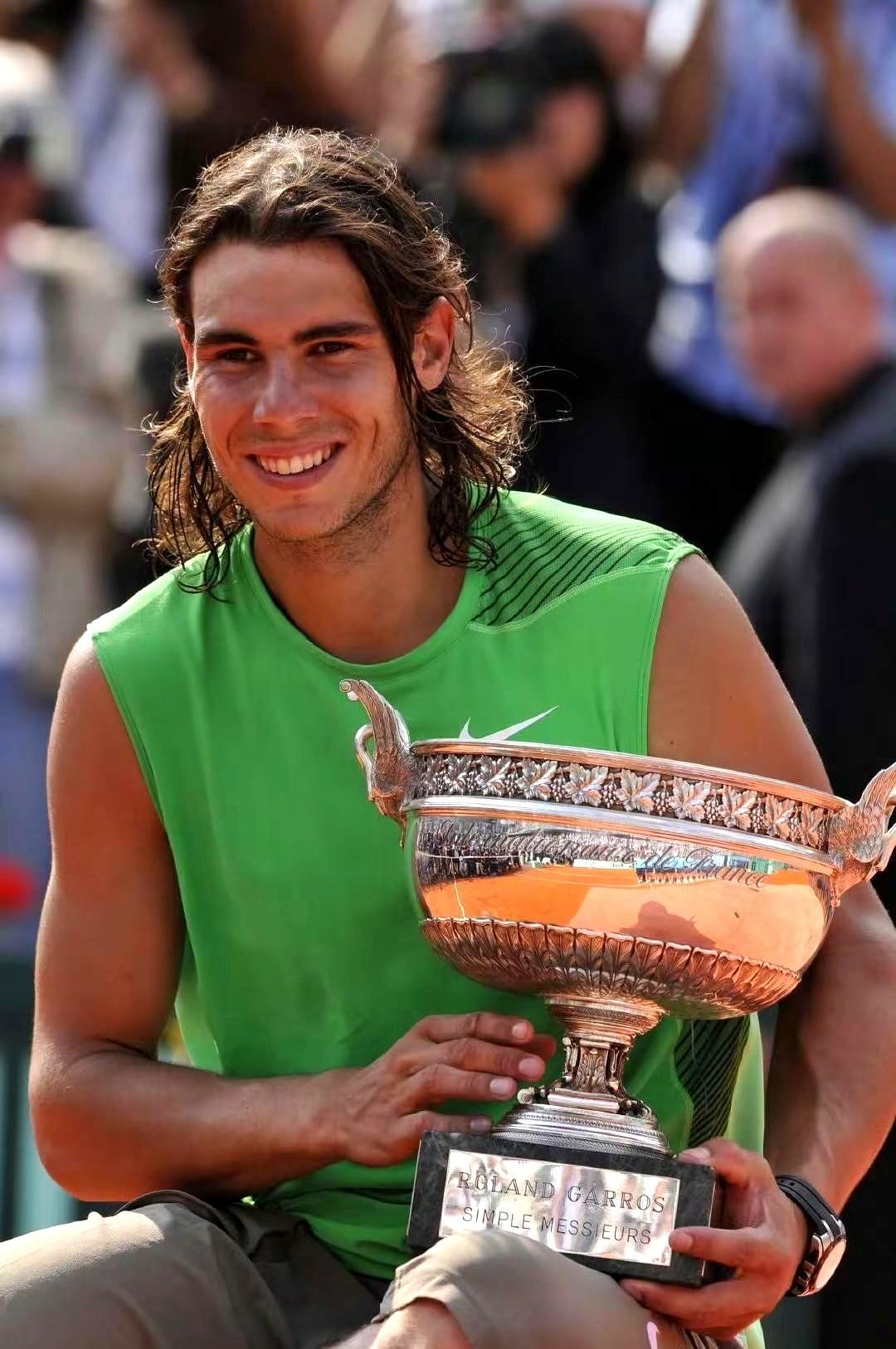 我之前一直觉得男生留长发很奇怪。直到看到费德勒和纳达尔。费德勒早年那头飘逸长